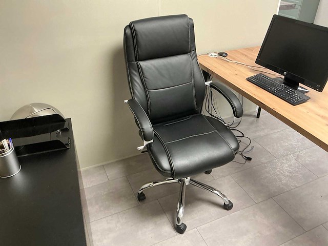 Bureautafel met stoel en dressoir - afbeelding 4 van  5