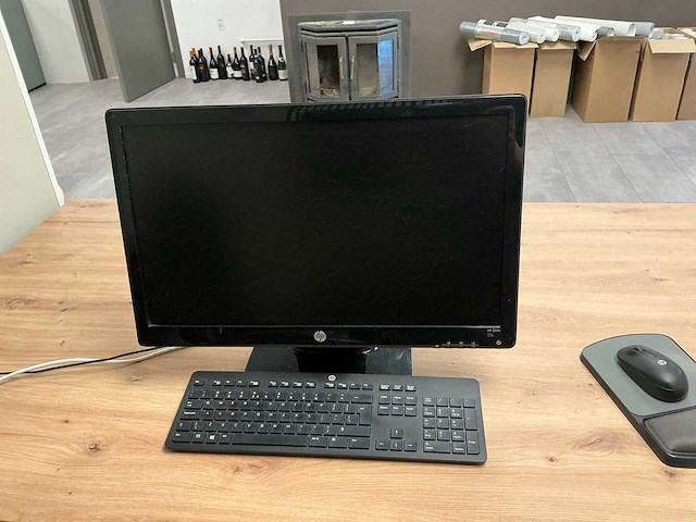 Bureautafel met stoel en dressoir - afbeelding 5 van  5