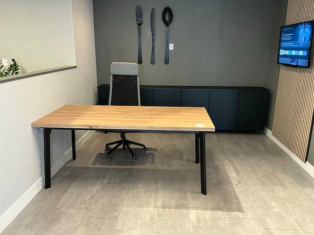 Bureautafel met stoel en dressoir - afbeelding 1 van  4