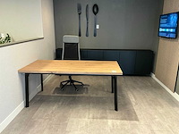 Bureautafel met stoel en dressoir