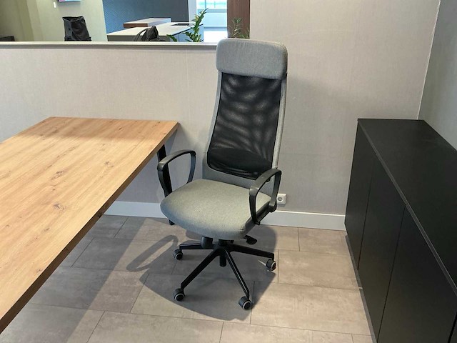 Bureautafel met stoel en dressoir - afbeelding 3 van  4