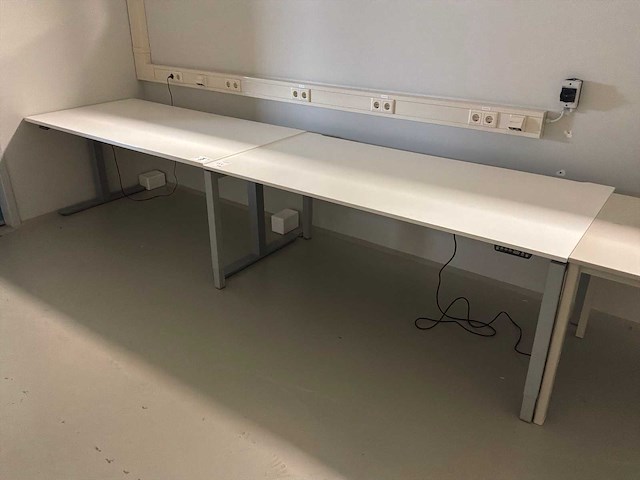 Bureautafels en archiefkasten - afbeelding 4 van  11