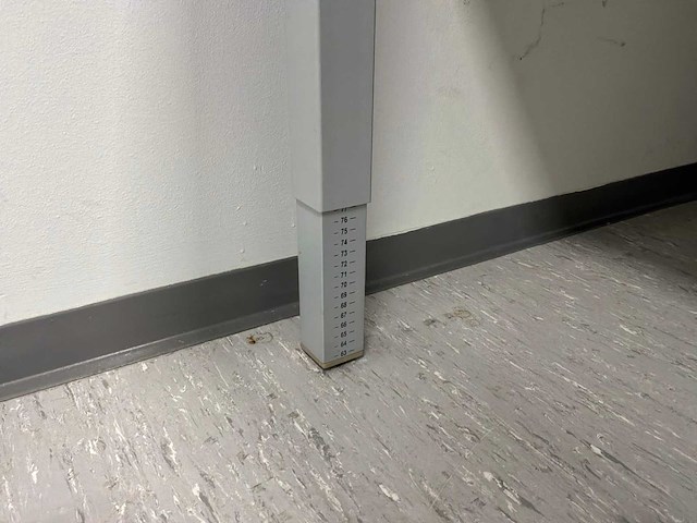 Bureautafels en archiefkasten - afbeelding 7 van  11