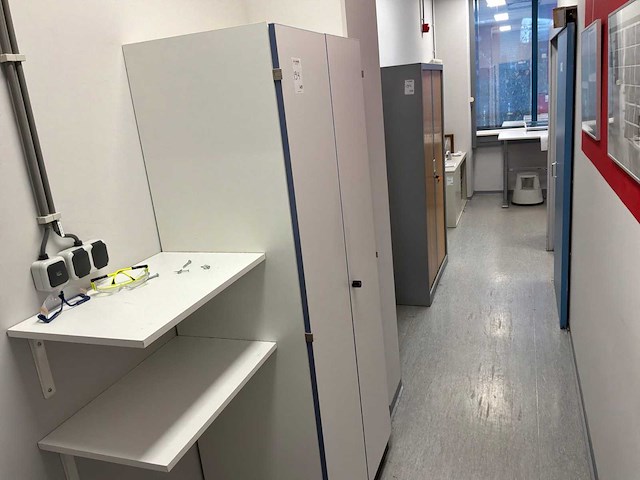 Bureautafels en archiefkasten - afbeelding 8 van  11