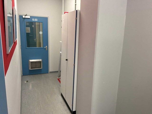 Bureautafels en archiefkasten - afbeelding 10 van  11