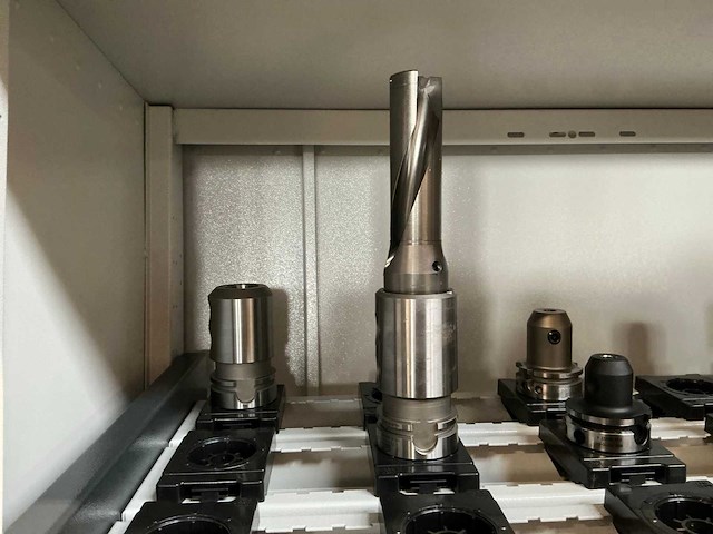 Burg stalen tweedeurskast met gereedschapshouders - afbeelding 3 van  7