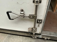 Burgers vrachtwagen geïsoleerde laadbak - afbeelding 4 van  5