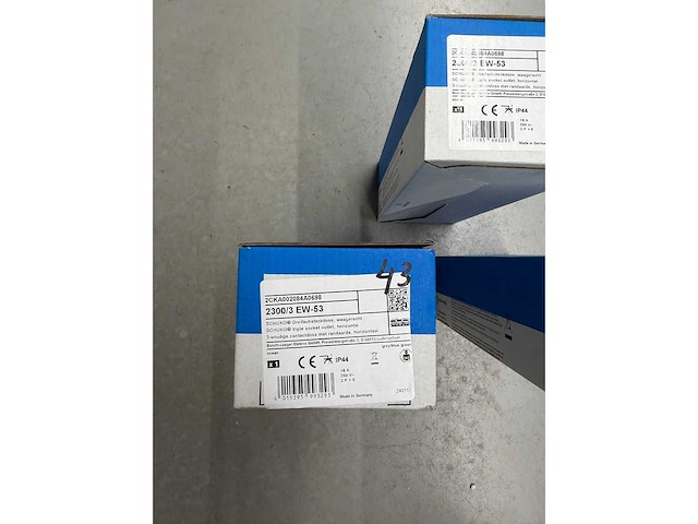 Busch-jaeger - 2300/3 ew-53 - drievoudige wandcontactdoos met randaarde met tekstveld met scharnierend deksel 16 a grijs/blauwgroen (3x) - afbeelding 2 van  2