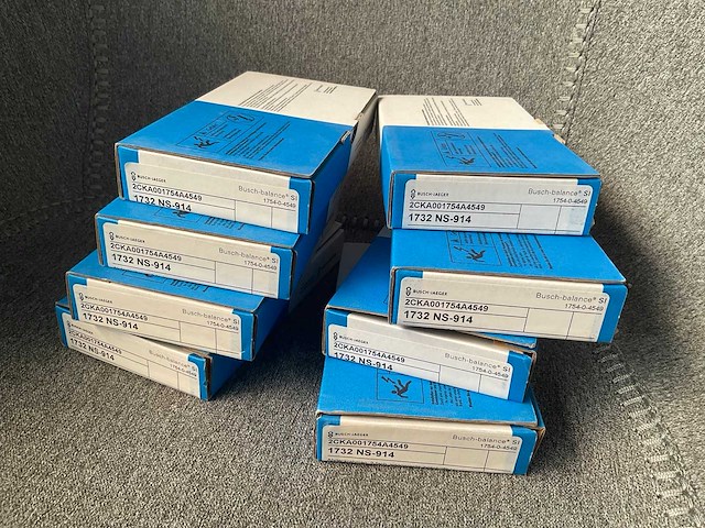 Busch-jaeger 1732 ns-914 afdekraam wit (x8) - afbeelding 1 van  1