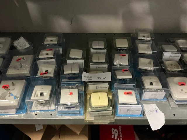 Busch-jaeger schakelaar / stekker divers (43x) - afbeelding 3 van  4