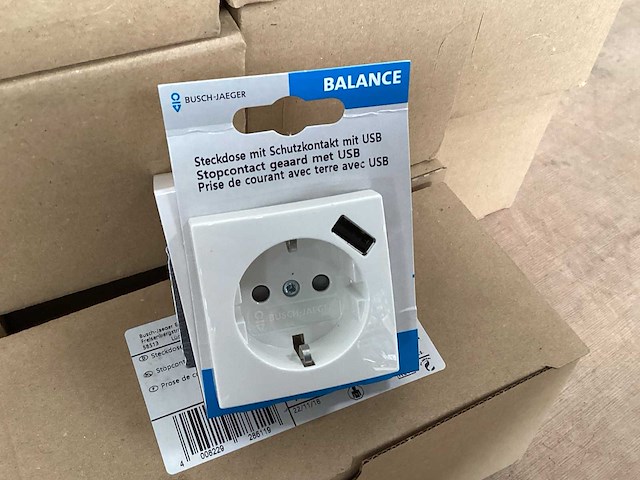 Busch jaeger wandcontactdoos met usb lader (35x) - afbeelding 1 van  3