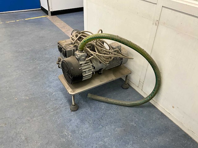 Busch vacuum solutions oliegesmeerde schottenvacuumpomp vacuümpomp - afbeelding 1 van  6