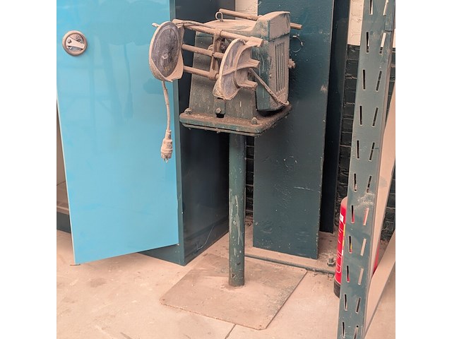 Busschudder op sokkel - afbeelding 1 van  6