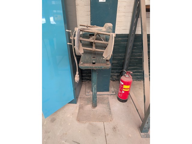 Busschudder op sokkel - afbeelding 2 van  6