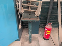 Busschudder op sokkel - afbeelding 2 van  6