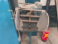 Busschudder op sokkel - afbeelding 3 van  6