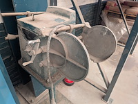 Busschudder op sokkel - afbeelding 4 van  6