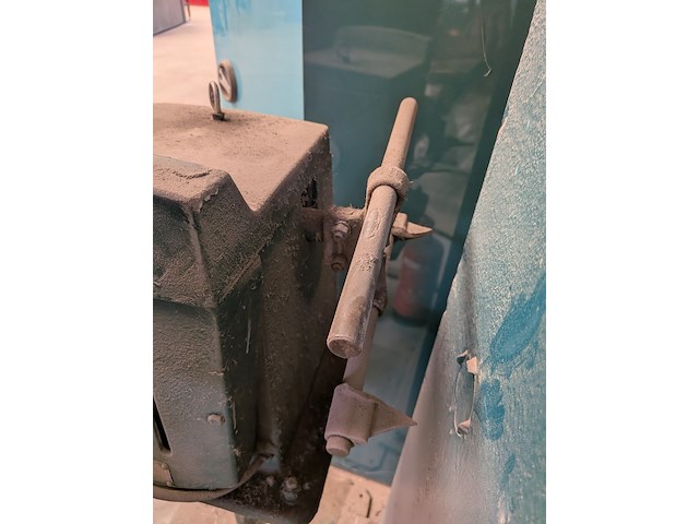 Busschudder op sokkel - afbeelding 5 van  6