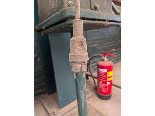 Busschudder op sokkel - afbeelding 6 van  6