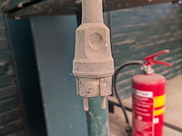 Busschudder op sokkel - afbeelding 6 van  6