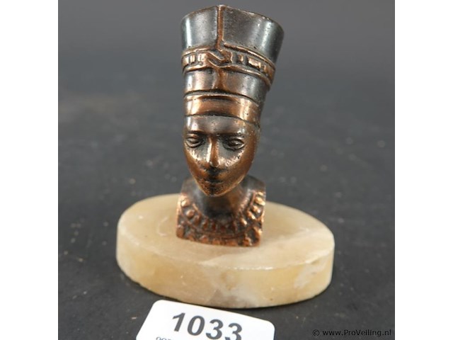 Buste van de egyptische koningin nefertiti - afbeelding 1 van  5