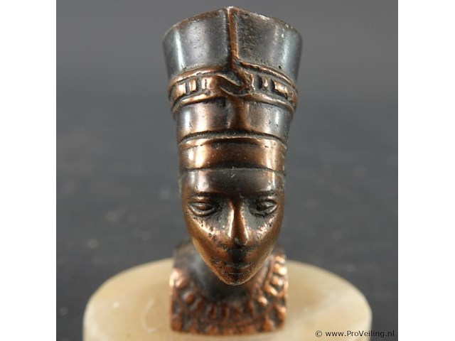 Buste van de egyptische koningin nefertiti - afbeelding 2 van  5