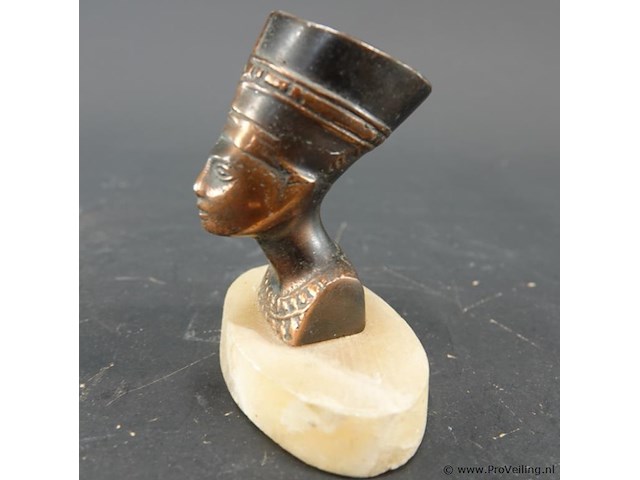 Buste van de egyptische koningin nefertiti - afbeelding 3 van  5