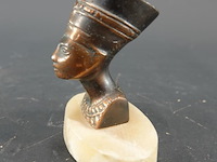 Buste van de egyptische koningin nefertiti - afbeelding 3 van  5