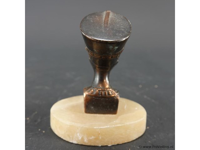 Buste van de egyptische koningin nefertiti - afbeelding 4 van  5
