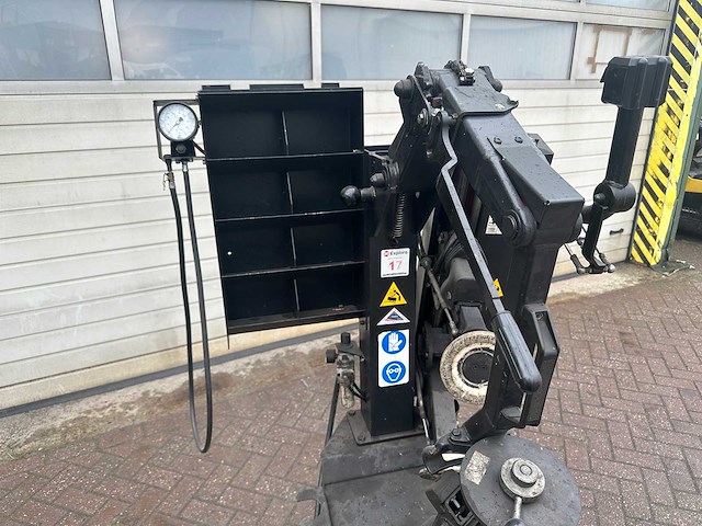 Butler - 2006 - 1050 - banden de-en montageapparaat - afbeelding 2 van  8