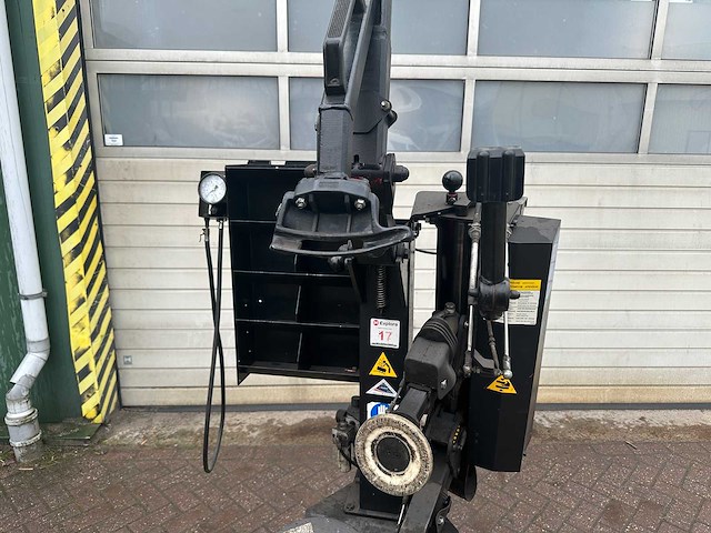 Butler - 2006 - 1050 - banden de-en montageapparaat - afbeelding 3 van  8