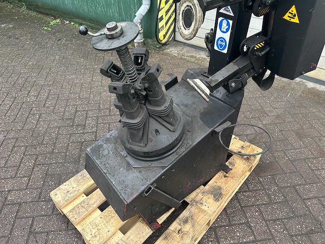 Butler - 2006 - 1050 - banden de-en montageapparaat - afbeelding 4 van  8