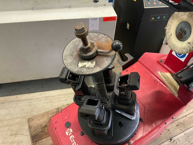 Butler 1050 banden de-en montageapparaat - afbeelding 7 van  8