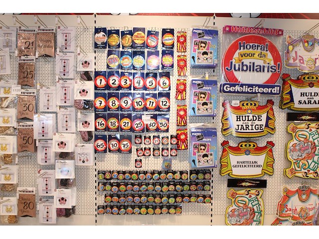 Buttons en photo booth props op wandschap in diverse maten en uitvoeringen. - afbeelding 1 van  2