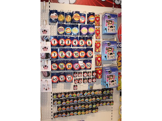 Buttons en photo booth props op wandschap in diverse maten en uitvoeringen. - afbeelding 2 van  2