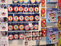 Buttons en photo booth props op wandschap in diverse maten en uitvoeringen. - afbeelding 2 van  2