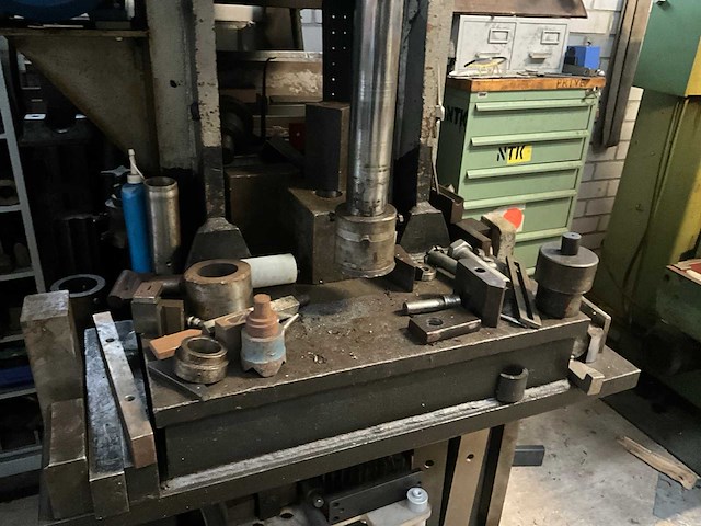 C-frame persmachine - afbeelding 15 van  17