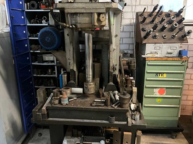 C-frame persmachine - afbeelding 4 van  17