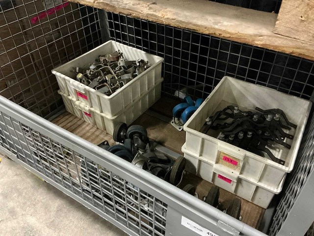 C-haken, zwenkwielen en bevestigingsmaterialen - afbeelding 1 van  8