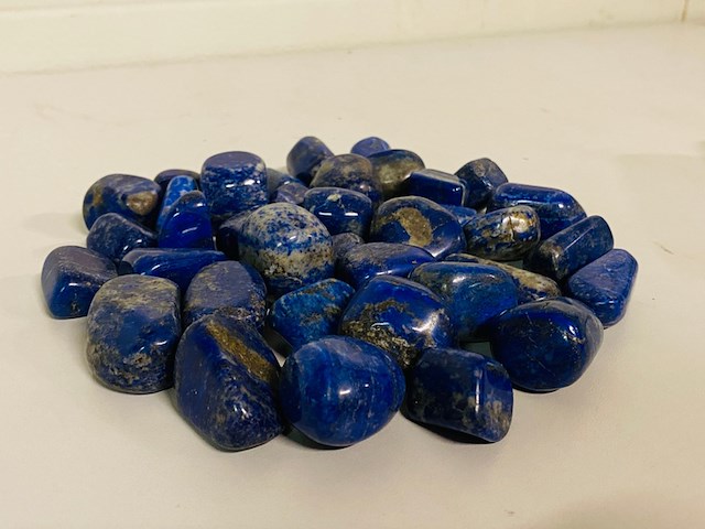Ca. 1 kilo lapis lazuli trommelstenen l/xl - afbeelding 1 van  4