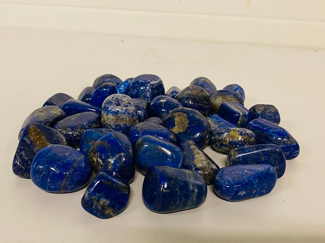Ca. 1 kilo lapis lazuli trommelstenen l/xl - afbeelding 2 van  4