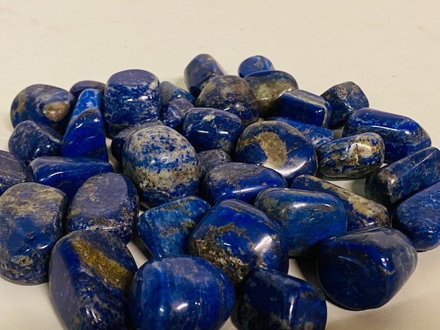 Ca. 1 kilo lapis lazuli trommelstenen l/xl - afbeelding 3 van  4
