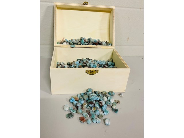 Ca. 1 kilo larimar trommelsteen - afbeelding 1 van  4