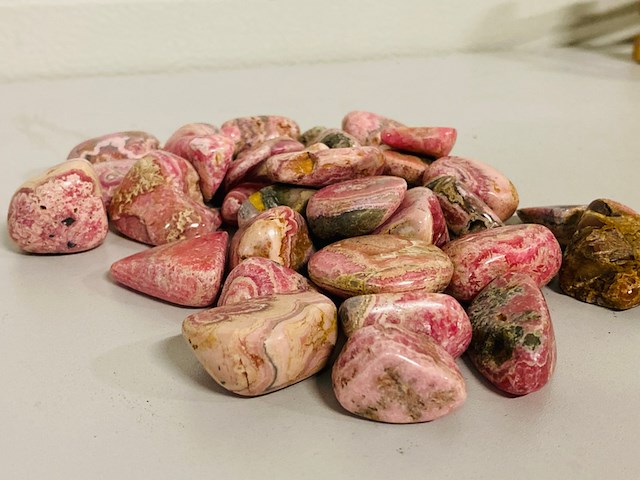 Ca. 1 kilo rhodochrosiet trommelsteen xl - afbeelding 1 van  4