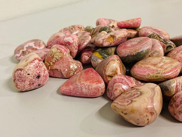 Ca. 1 kilo rhodochrosiet trommelsteen xl - afbeelding 2 van  4