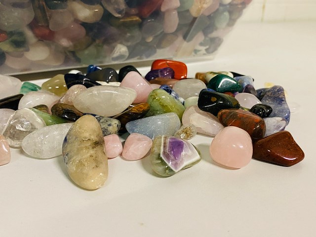 Ca. 10 kilo trommelstenen mix luxe - afbeelding 2 van  4