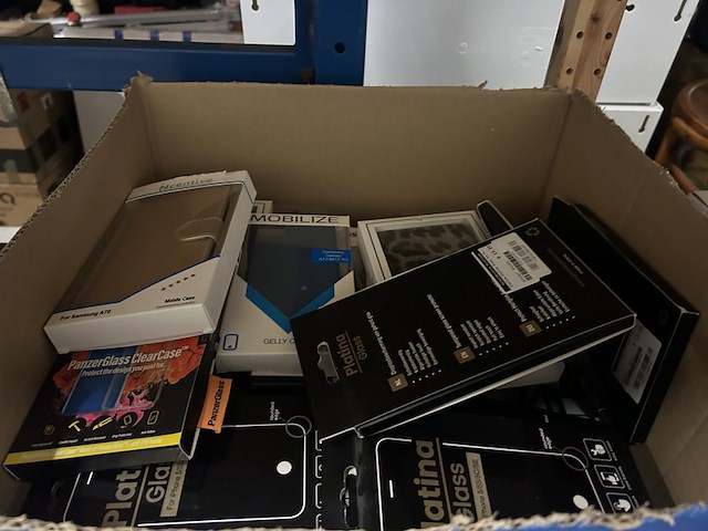 Ca. 100 partij diverse telefoon/horloge accessoires w.o. spigen, mobiparts - afbeelding 2 van  10