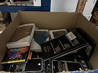 Ca. 100 partij diverse telefoon/horloge accessoires w.o. spigen, mobiparts - afbeelding 2 van  10