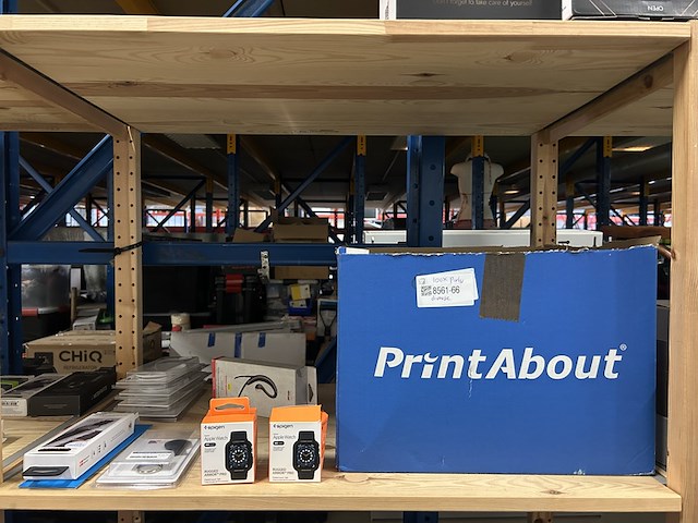 Ca. 100 partij diverse telefoon/horloge accessoires w.o. spigen, mobiparts - afbeelding 1 van  10