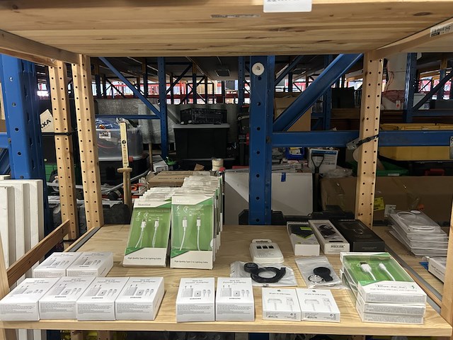 Ca. 100 partij diverse telefoon/horloge accessoires w.o. spigen, mobiparts - afbeelding 3 van  10